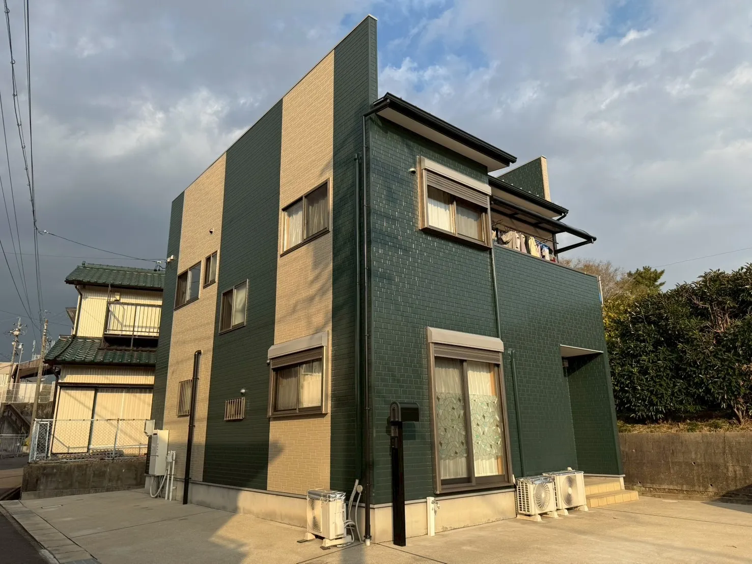 建売住宅のおしゃれなツートン外壁塗装!錆びやすいトタン屋根(瓦棒)からFRPベランダ防水まで徹底ガードする高耐久リフォームプラン